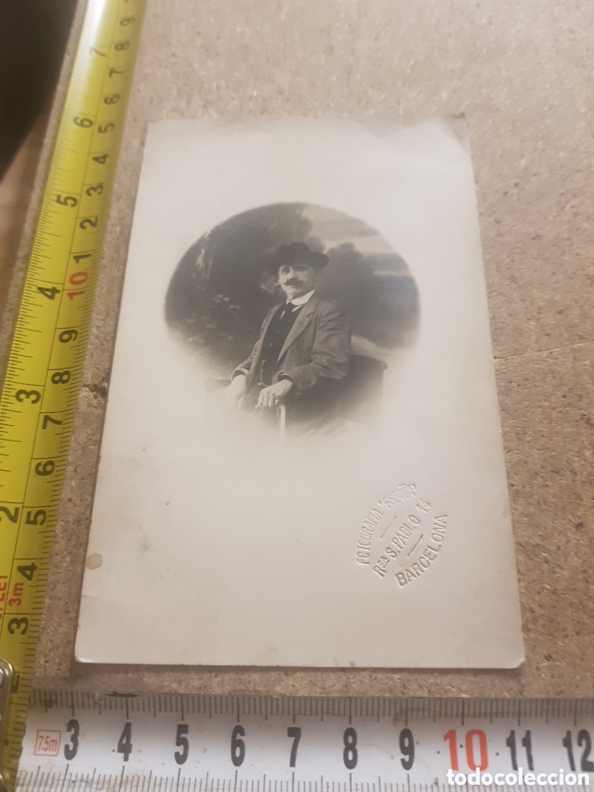 Fotografia antiga: Fotograf&iacute;a de un se&ntilde;or con un bast&oacute;n y sentado a&ntilde;os 20 aprox.