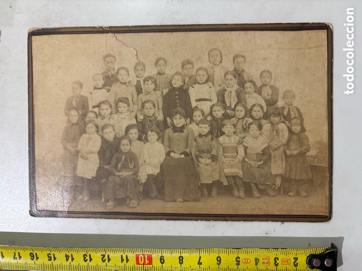 Fotografia antiga: FOTO ALBUMINA. AQUELLAS ESCUELAS DE FINALES DEL S. XIX O S. XX. MAESTRA Y ALUMNAS. FOT&Oacute;GRAFO?.