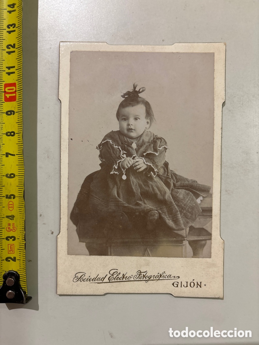 Fotografia antiga: FOTO ALBUMINA. A LA PEQUE&Ntilde;A GIJONESA NO LE FALTA DE NADA. SOCIEDAD ELECTRO FOTOGR&Aacute;FICA, J PEINADO Y
