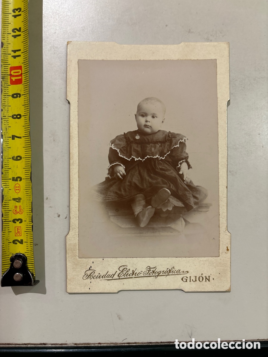 Fotografia antiga: FOTO ALBUMINA. BEB&Eacute; PENDIENTE DE LA C&Aacute;MARA. SOCIEDAD ELECTRO FOTOGR&Aacute;FICA.J.PEINADO Y LAVERDURE.GIJON