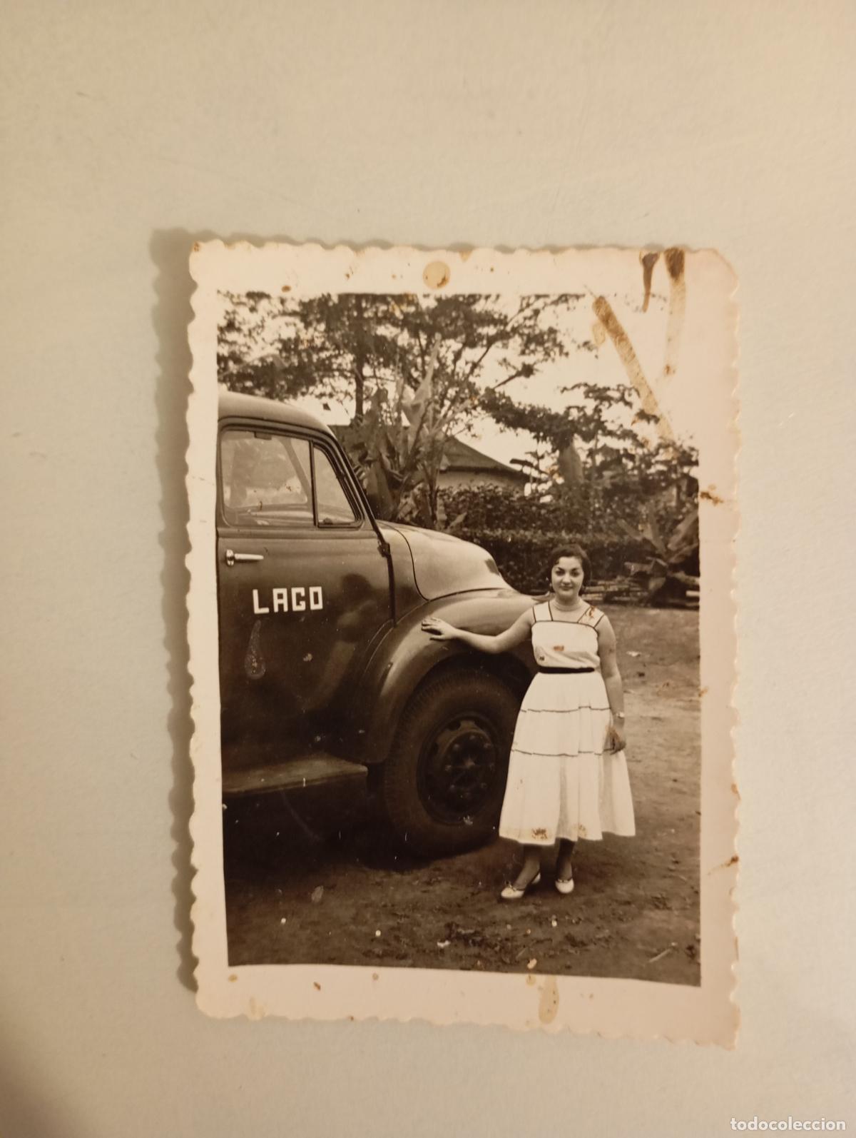 Fotografia antiga: ANTIGUA FOTOGRAF&Iacute;A MUJER Y FURGONETA. TDKP21M