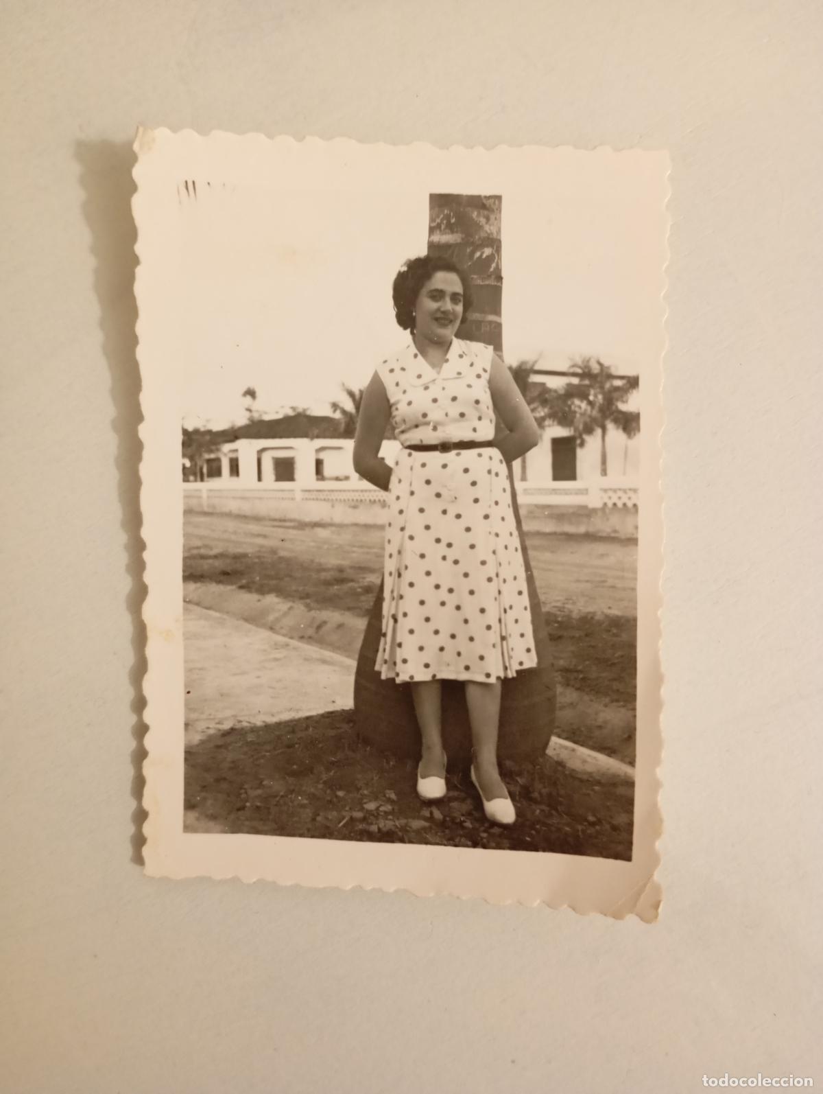 Fotografia antiga: ANTIGUA FOTOGRAF&Iacute;A MUJER JUNTO A UN &Aacute;RBOL. TDKP21M
