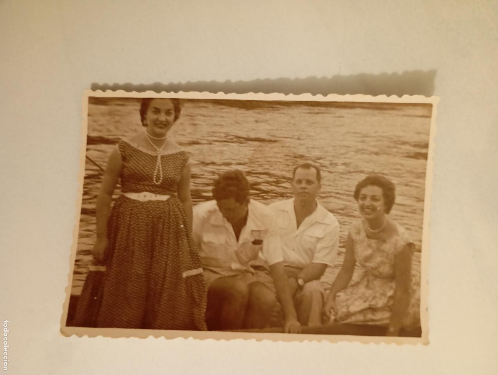Fotografia antiga: ANTIGUA FOTOGRAF&Iacute;A PERSONAS JUNTO AL MAR. TDKP21M