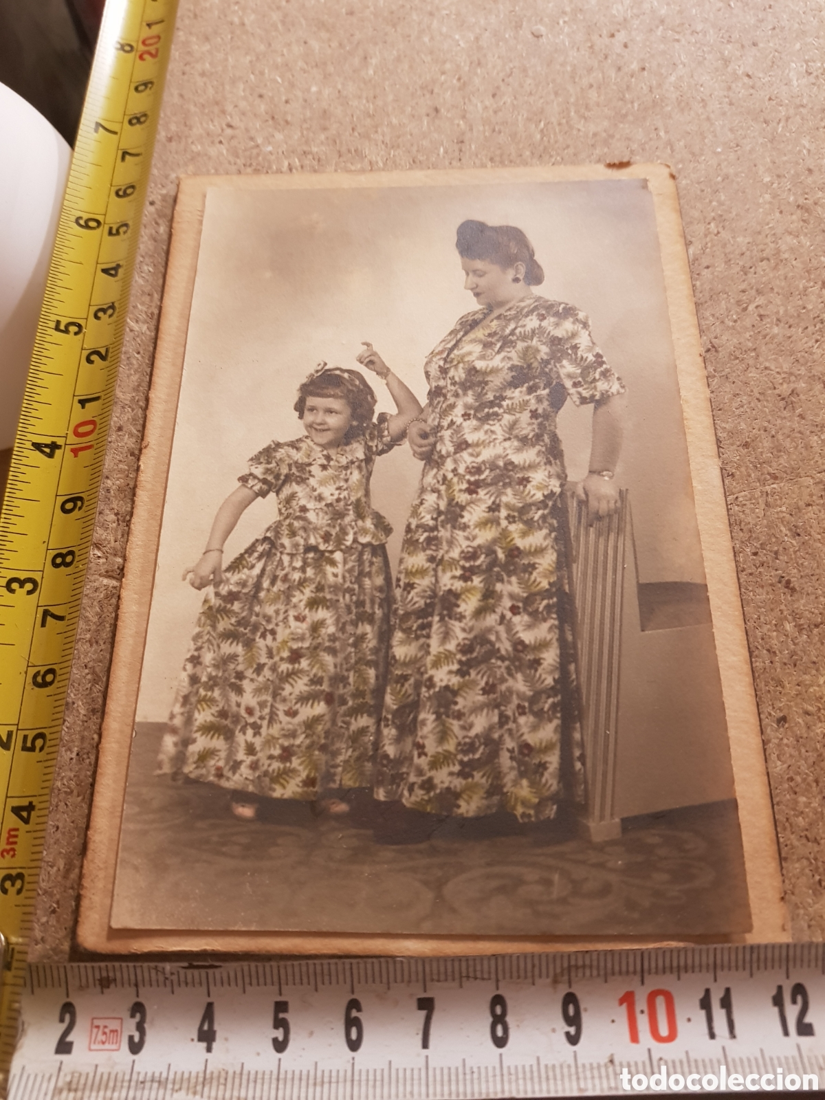 Fotograf&iacute;a antigua: Fotograf&iacute;a de una mujer y su hija con dos vestidos iguales
