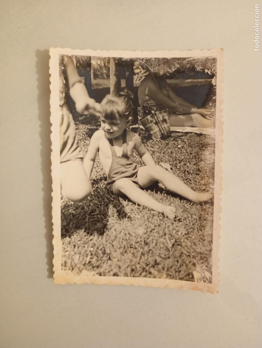 Antique Photography: ANTIGUA FOTOGRAF&Iacute;A NI&Ntilde;A SENTADA EN UN JARD&Iacute;N. TDKP21M