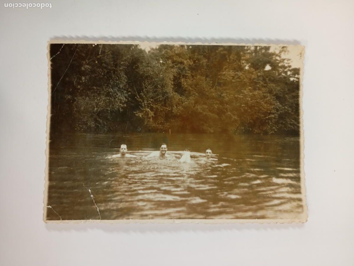 Fotografia antica: ANTIGUA FOTOGRAF&Iacute;A HOMBRES BA&Ntilde;&Aacute;NDOSE EN R&Iacute;O. TDKP21N