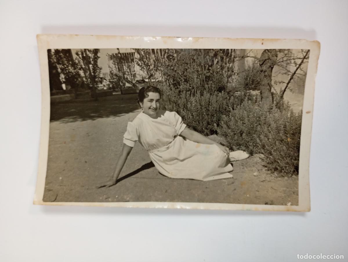 Fotografia antica: ANTIGUA FOTOGRAF&Iacute;A MUJER POSANDO JARD&Iacute;N. TDKP21N