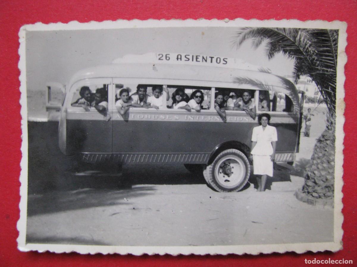Fotografia antica: PEQUE&Ntilde;A FOTO DE LOS A&Ntilde;OS 50. GENTE CON UN AUTOBUS. 8,5X6 CM. SIN DATOS.
