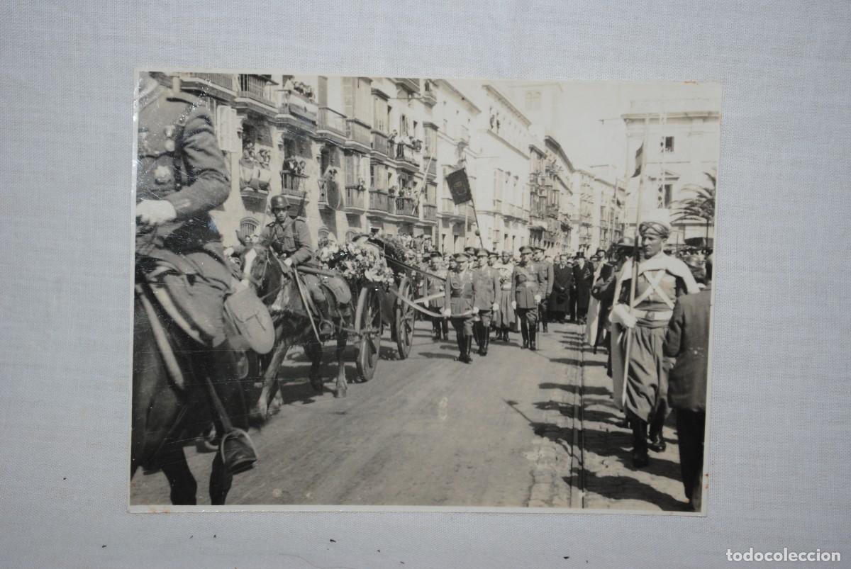 Fotografia antiga: ENTIERRO DEL GENERAL VARELA POR LAS CALLES DE CADIZ .
