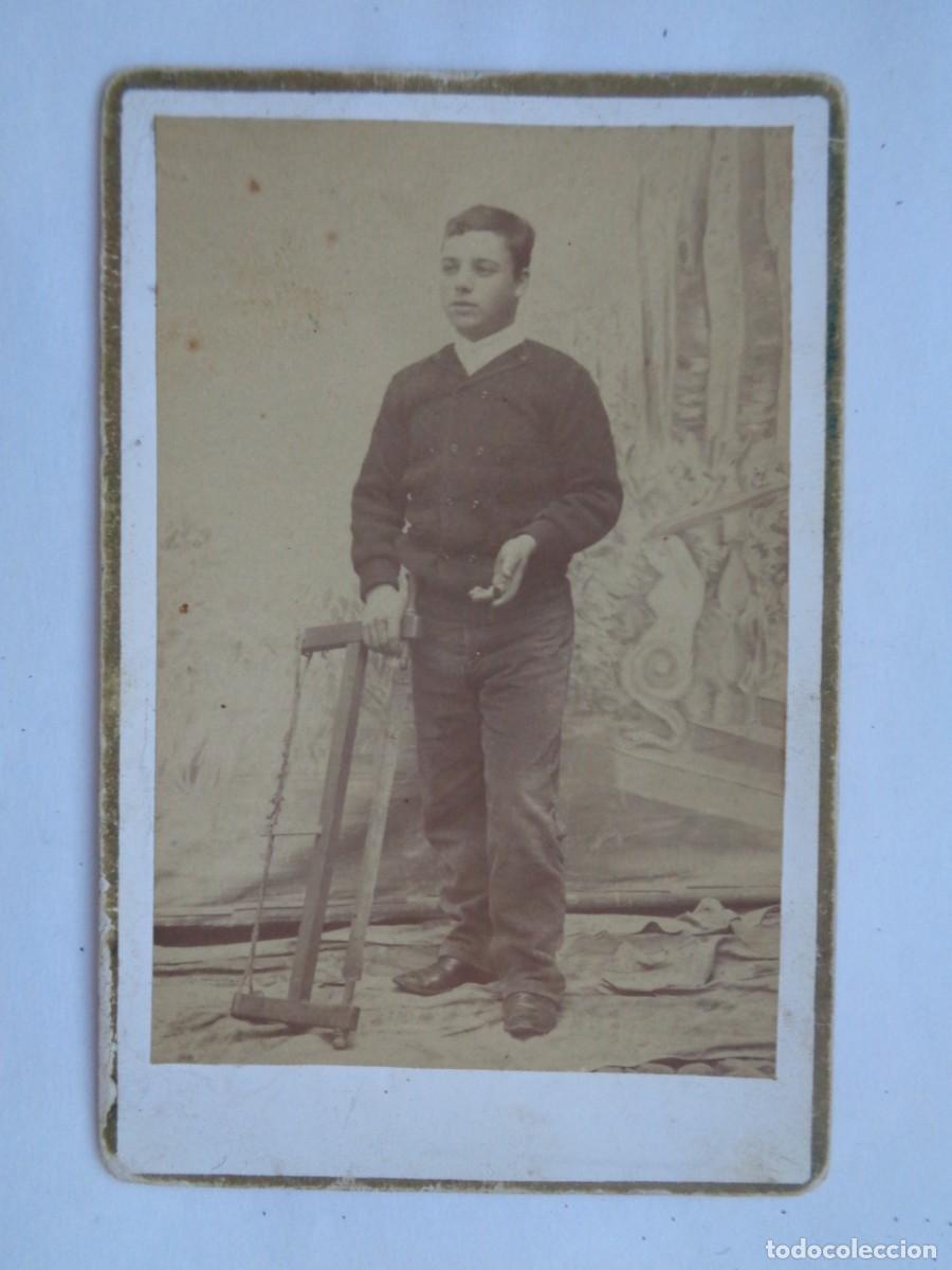 Fotografia antiga: FOTO DE ESTUDIO DE JOVEN CARPINTERO CON SIERRA SIGLO XIX