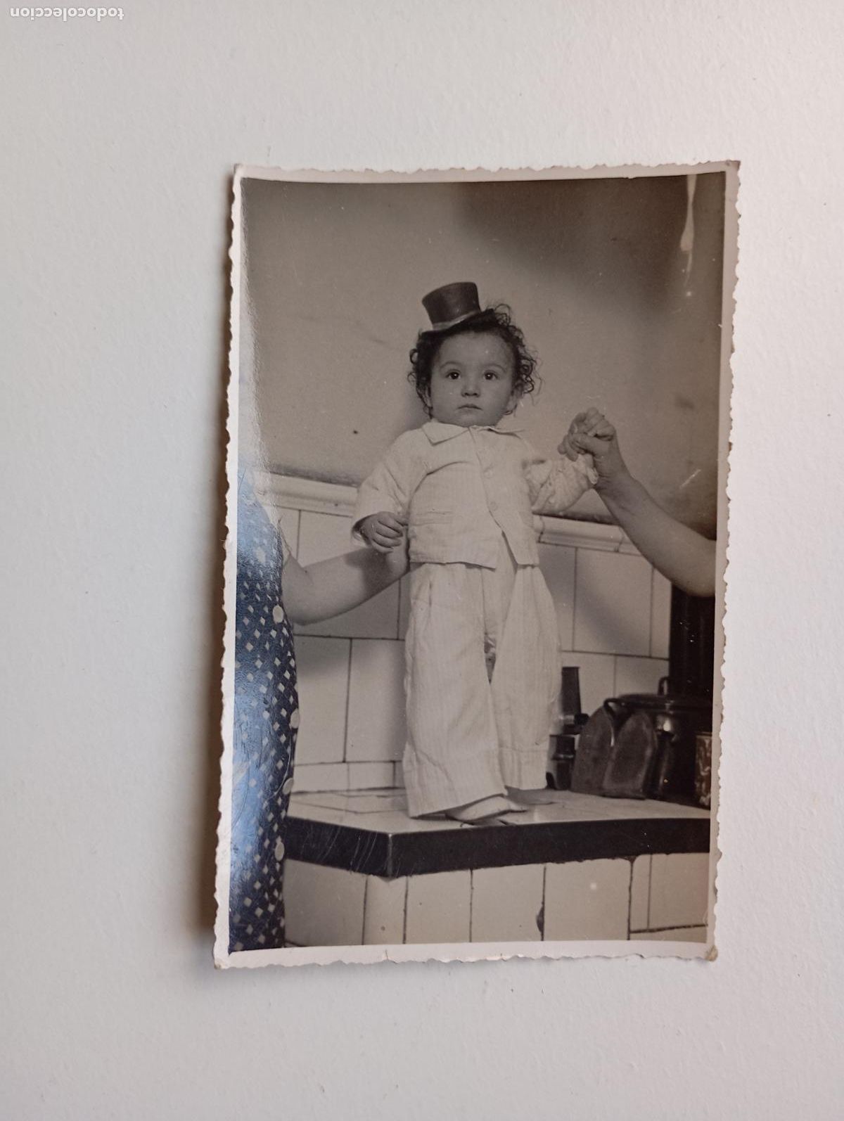 Fotografia antiga: ANTIGUA FOTOGRAF&Iacute;A NI&Ntilde;A POSANDO EN COCINA. TDKP21S