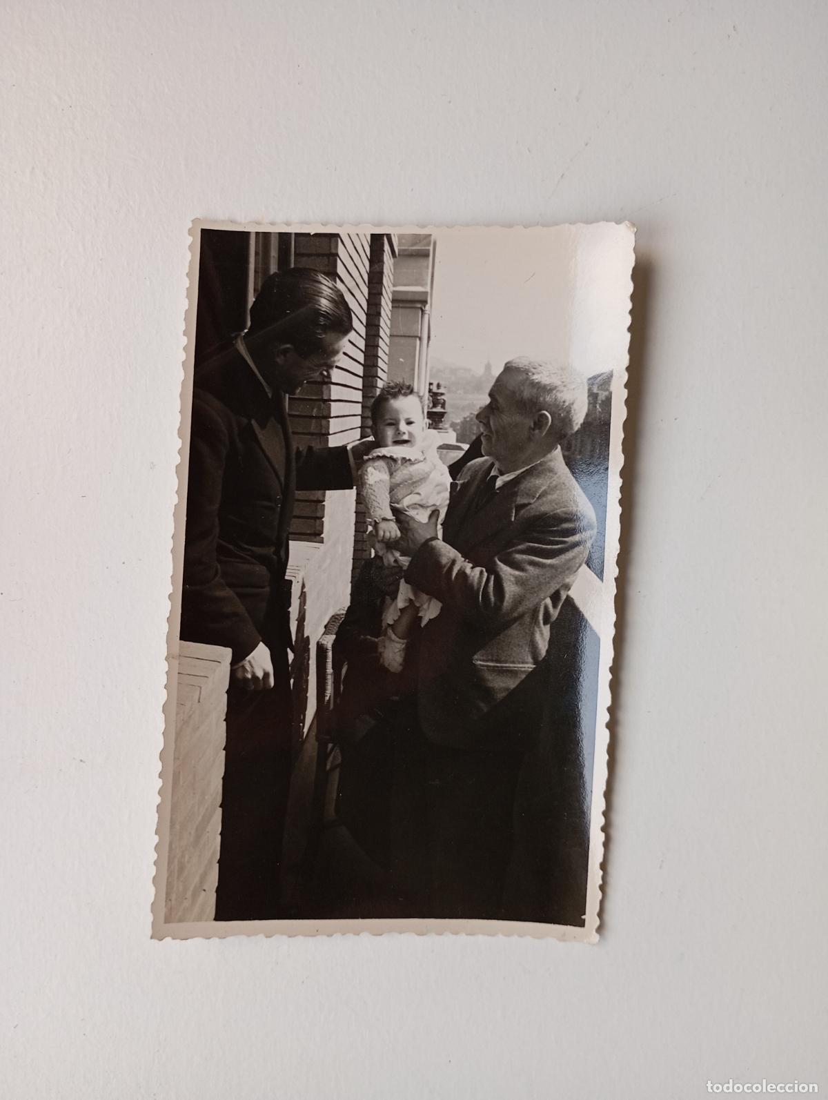 Fotografia antiga: ANTIGUA FOTOGRAF&Iacute;A HOMBRES CON NI&Ntilde;O EN BALC&Oacute;N DE TERRAZA. TDKP21S