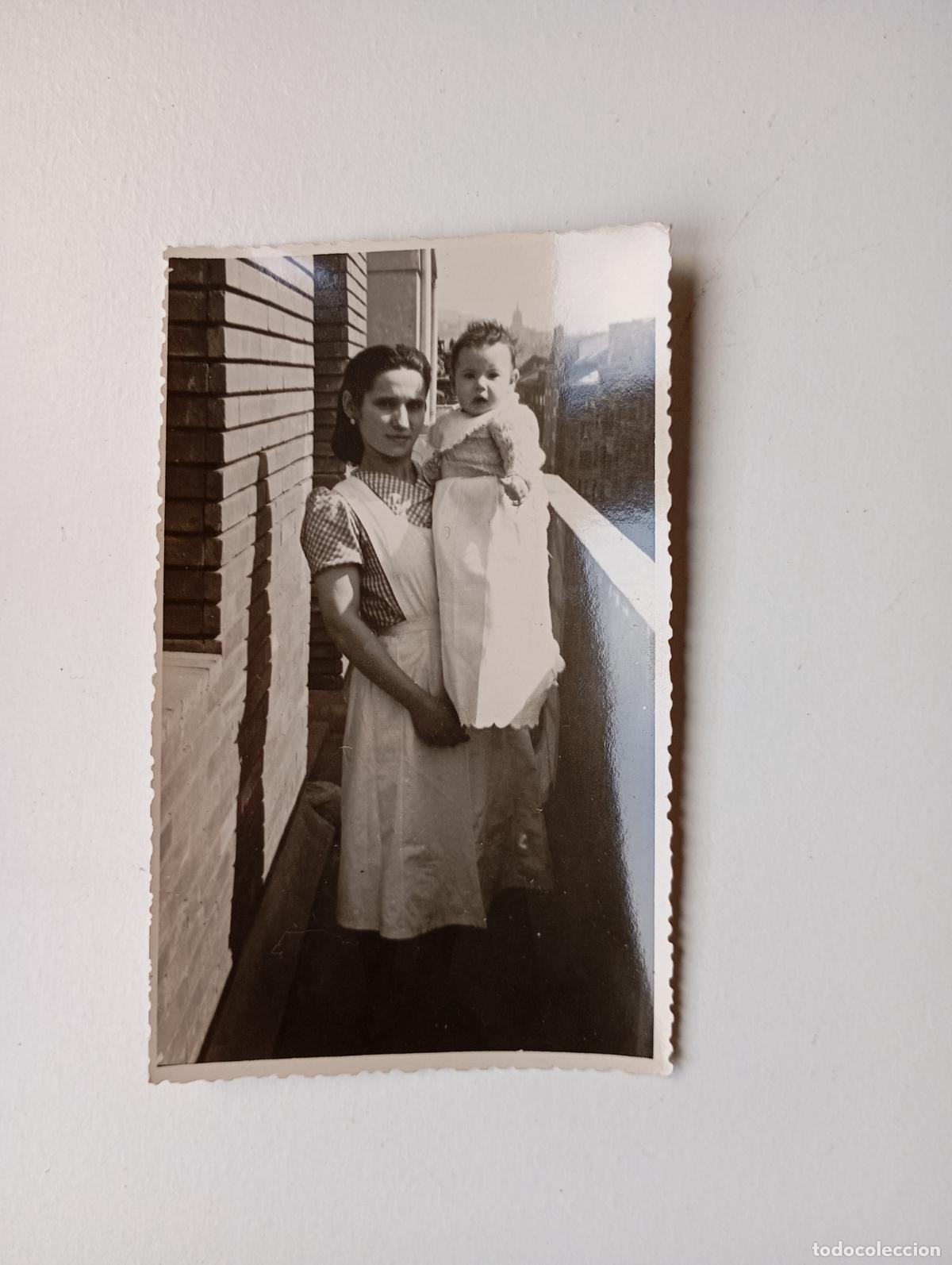 Fotografia antiga: ANTIGUA FOTOGRAF&Iacute;A MUJER CON NI&Ntilde;O EN BALC&Oacute;N DE TERRAZA. TDKP21S