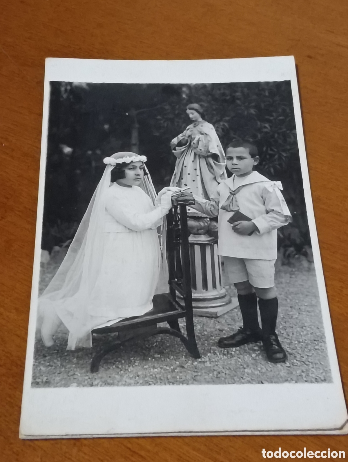 Antique Photography: Fotograf&iacute;a de dos hermanos haciendo la Primera Comuni&oacute;n con una Virgen al fondo a&ntilde;o 1900 al 1920