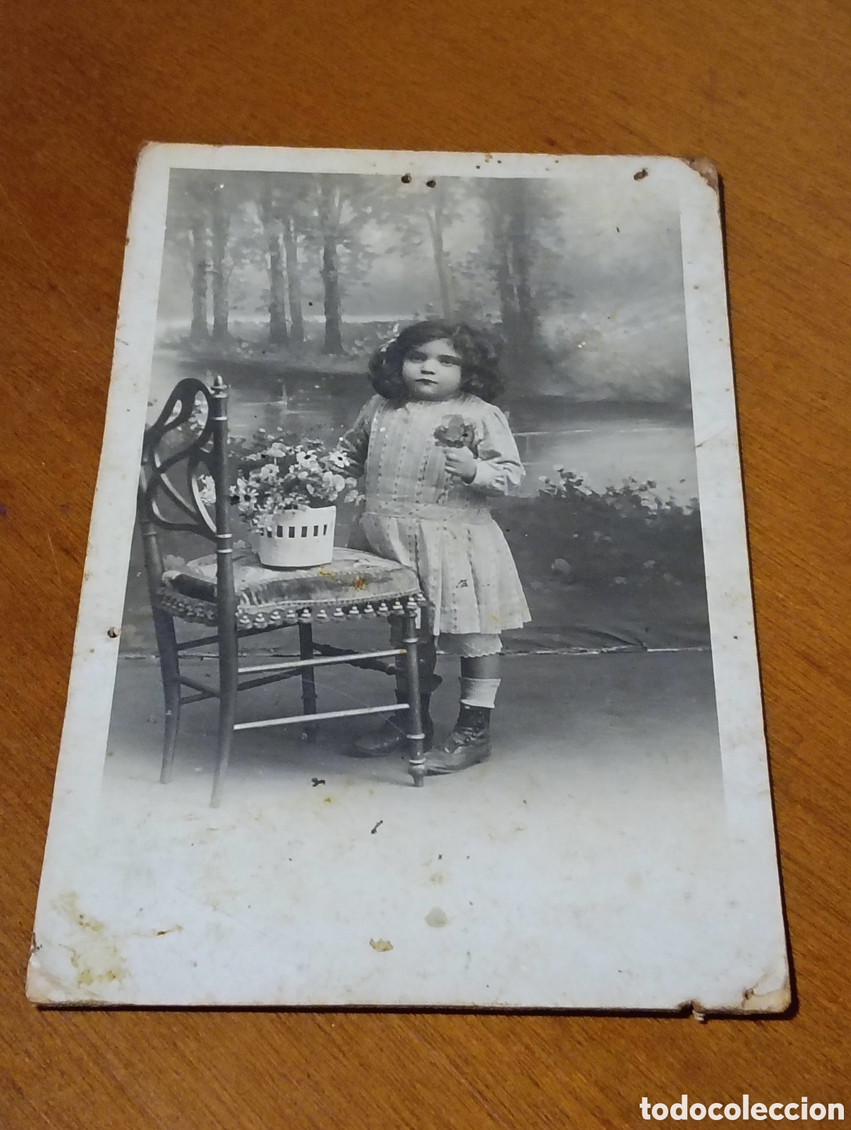 Antique Photography: Fotograf&iacute;a de una ni&ntilde;a peque&ntilde;a en 1913 con una silla y flores.