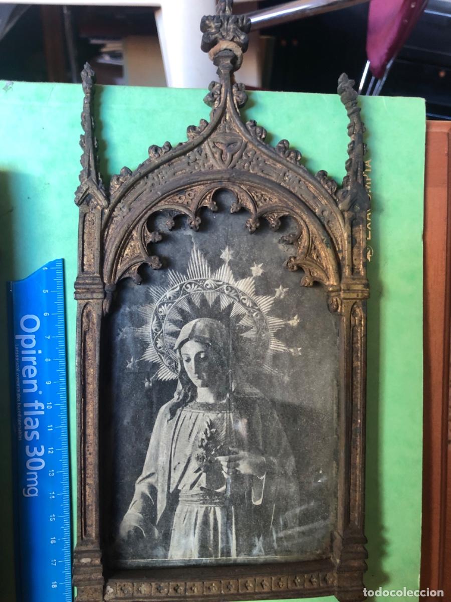 Fotografia antica: VIRGEN FOTO VIRGEN EN MARCO DE LAT&Oacute;N ANTIGUO SIN FOT&Oacute;GRAFO NI LOCALIDAD