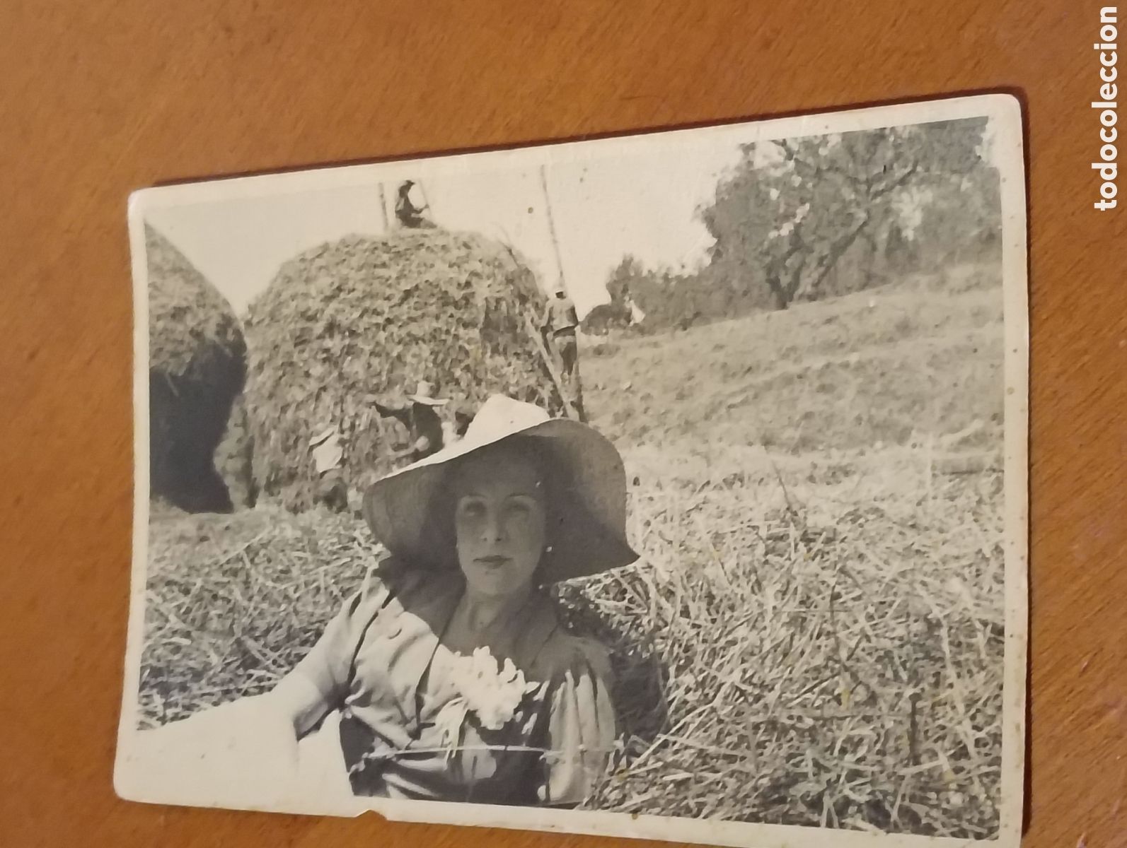 Fotografia antica: Fotograf&iacute;a de una joven en un pajar a&ntilde;os 20