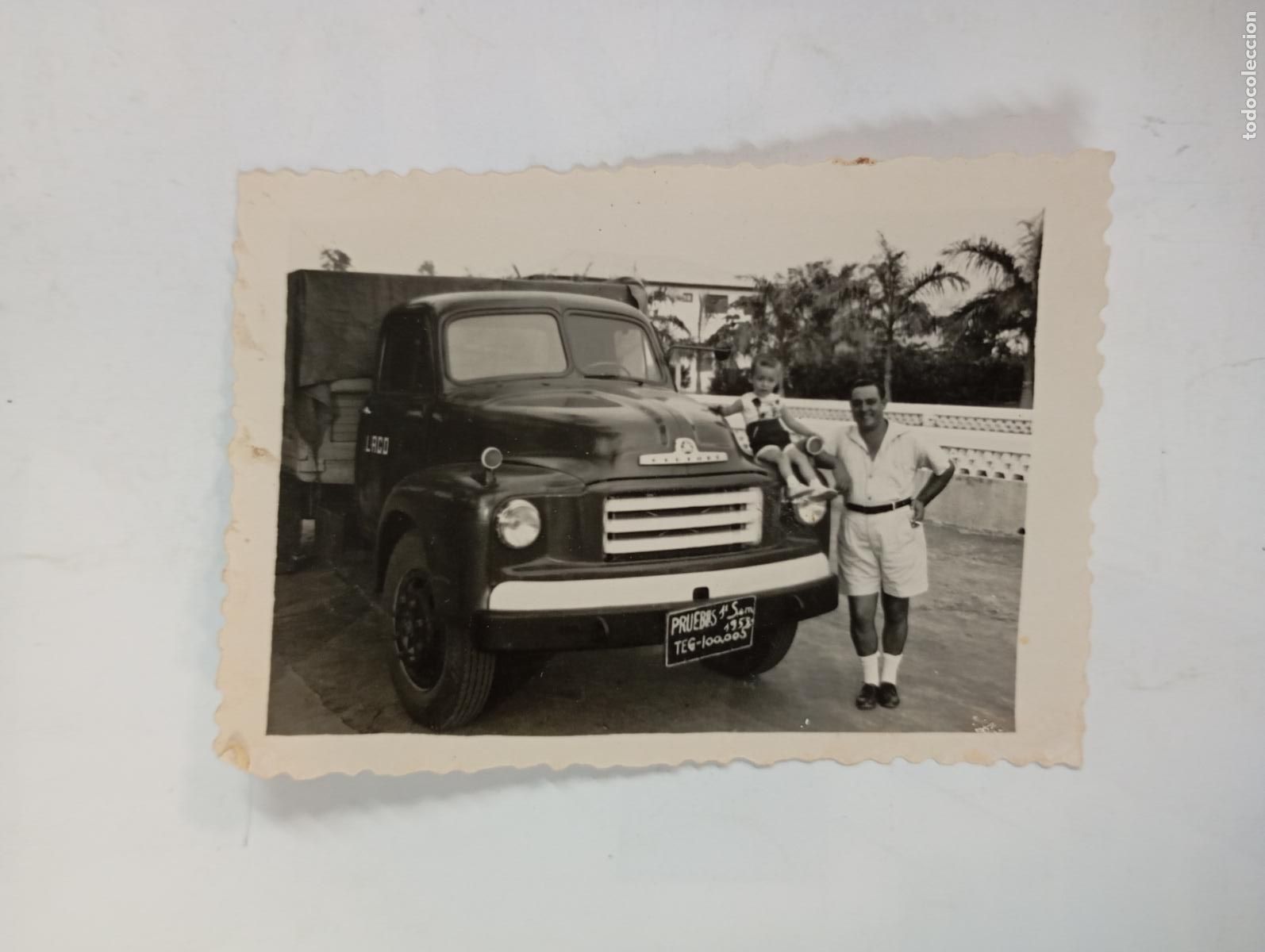 Fotografia antiga: ANTIGUA FOTOGRAF&Iacute;A. HOMBRE JUNTO A COCHE. TDKP26V