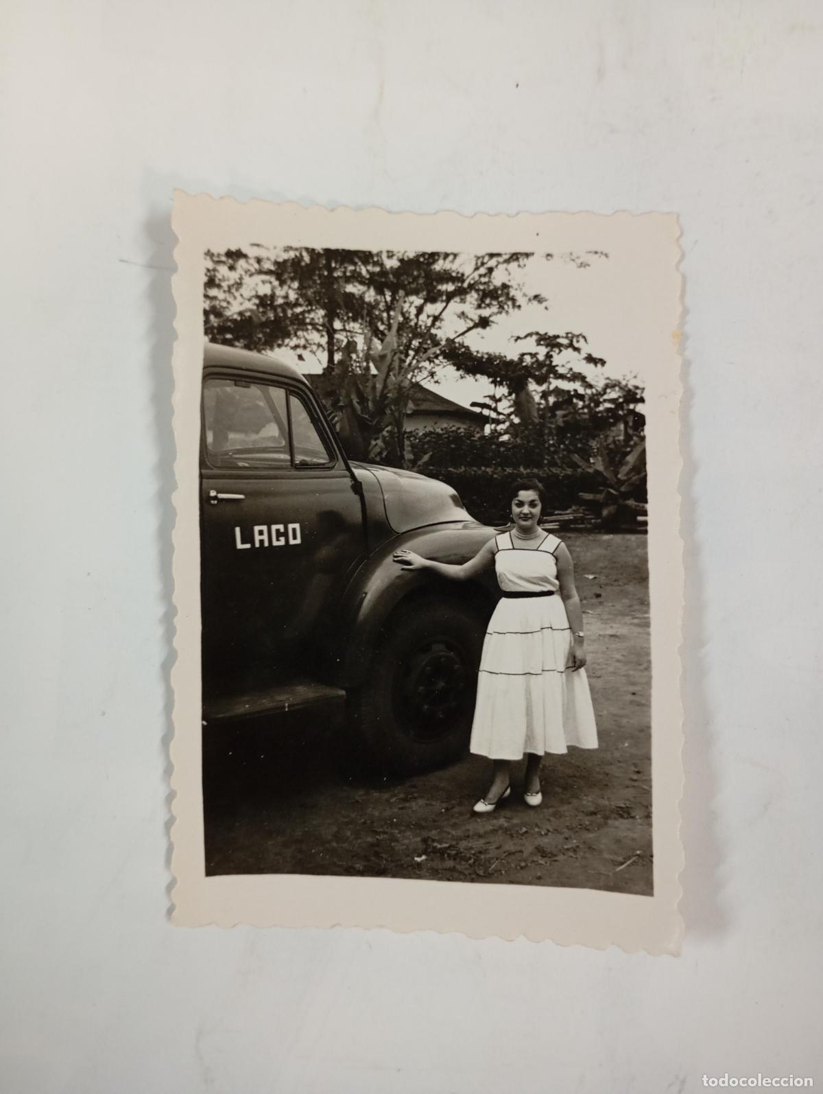 Fotografia antiga: ANTIGUA FOTOGRAF&Iacute;A MUJER JUNTO A COCHE. TDKP26V