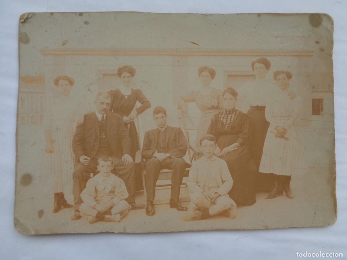 Antique Photography: FOTO DE FAMILIA POSANDO DEL SIGLO XIX ....... 11,5 X 17 CM