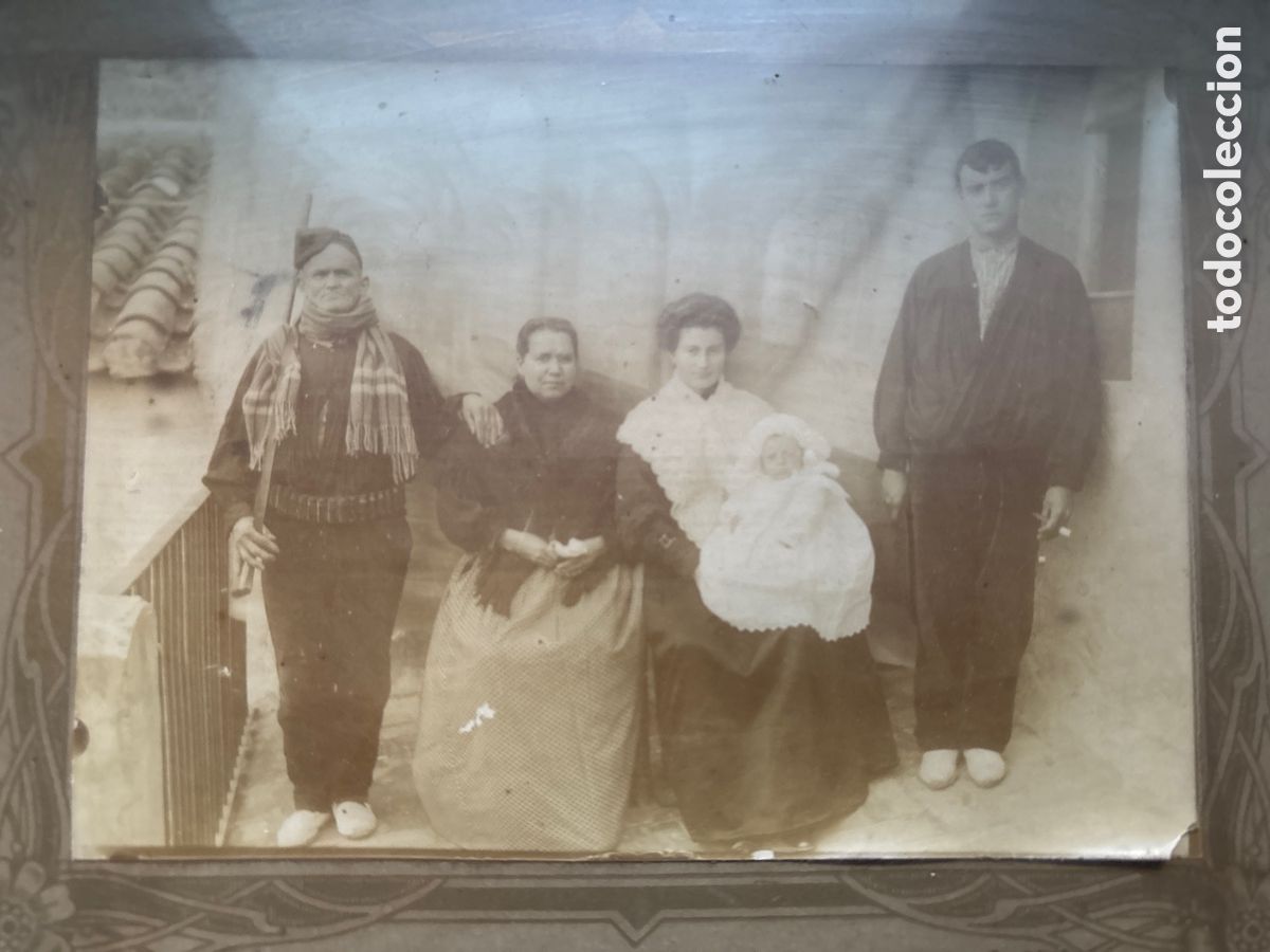 Fotograf&iacute;a antigua: FOTO ALBUMINA. GRUPO FAMILIAR: ABUELOS, HIJOS Y NIETO. FOT&Oacute;GRAFO?.