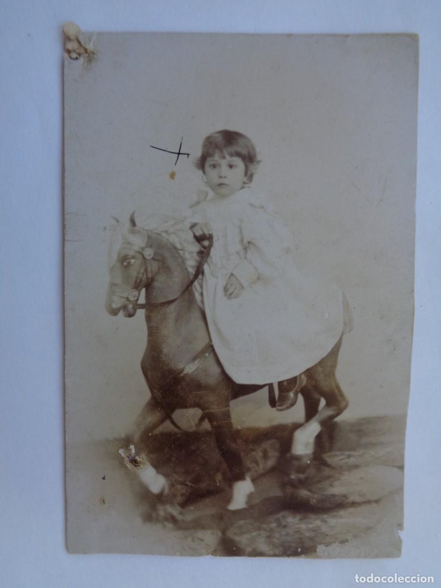 Fotografia antica: PRECIOSA FOTO DE ESTUDIO DE NI&Ntilde;O EN CABALLITO DE CARTON, SIGLO XIX .