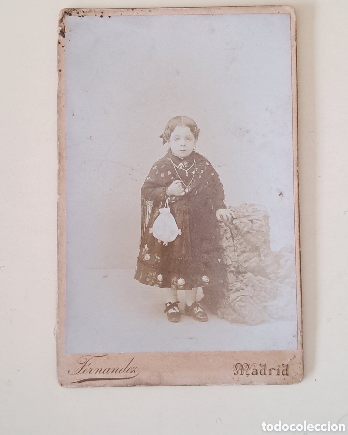 Fotografia antiga: Fotograf&iacute;a antigua ni&ntilde;a con traje regional