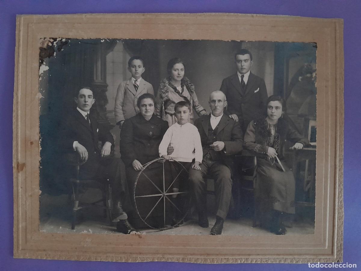 Antique Photography: ANTIGUA FOTOGRAFIA DE ESTUDIO FAMILIA NUMEROSA NI&Ntilde;O JUGUETE ARO