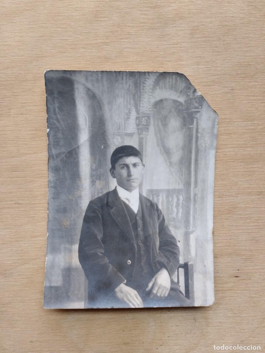 Fotografia antica: Fotograf&iacute;a antigua de un joven hombre en traje en 1918