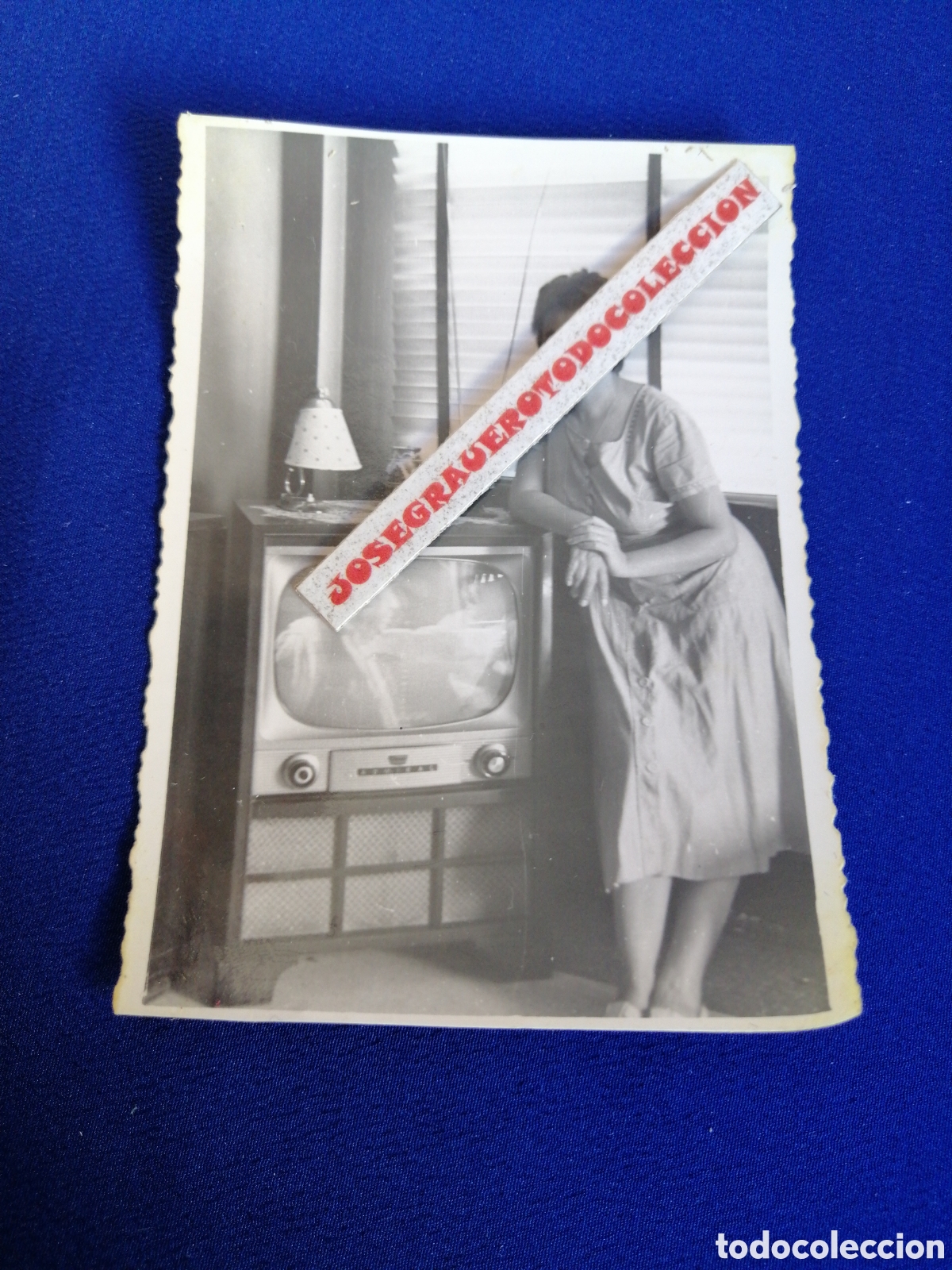 Fotografia antiga: TELEVISOR CON CONSOLA ANTIGUA JUNTO A MODELO FOTOGRAF&Iacute;A ANTIGUA