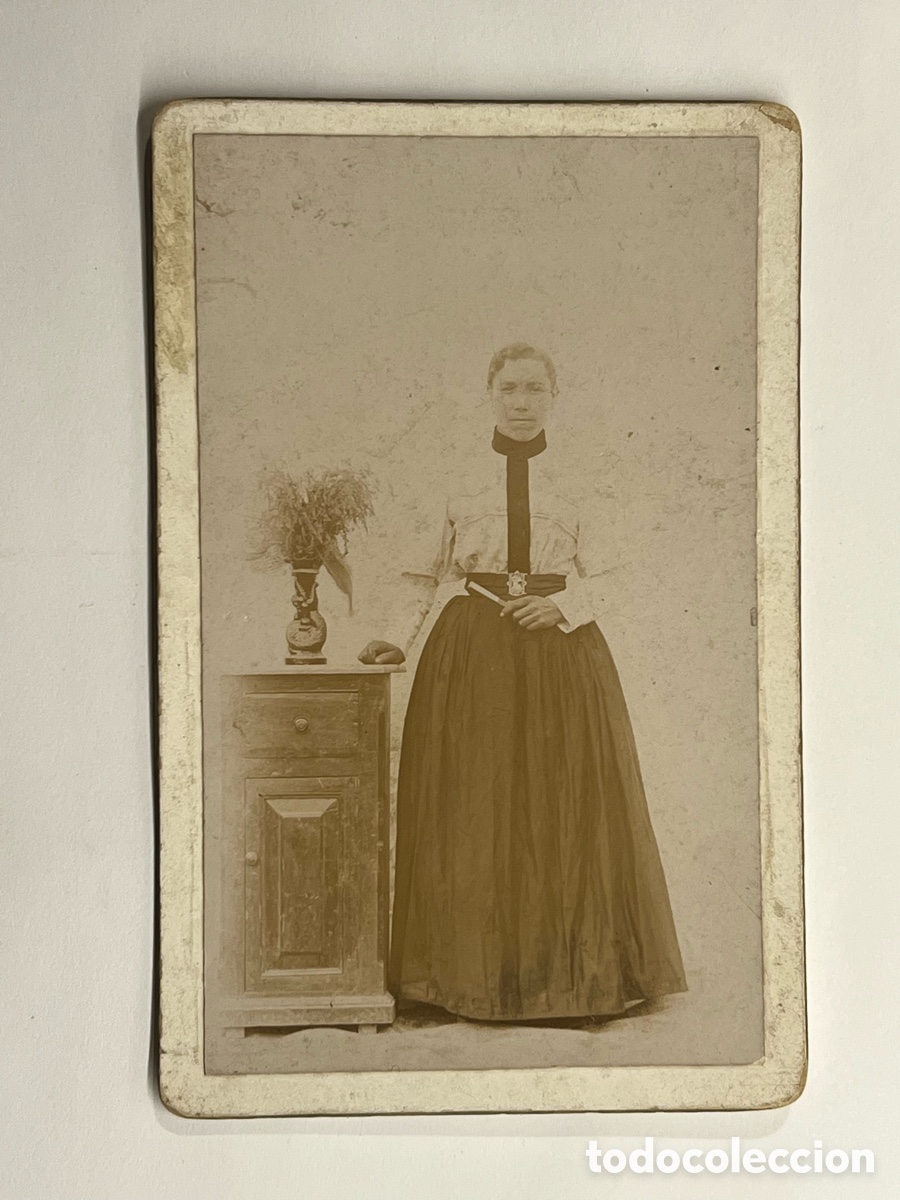 Antique Photography: DAMA VALENCIANA.. con Falda de Raso Negro, Faj&iacute;n y Abanico. Fotograf&iacute;a an&oacute;nima (fin Siglo XIX)