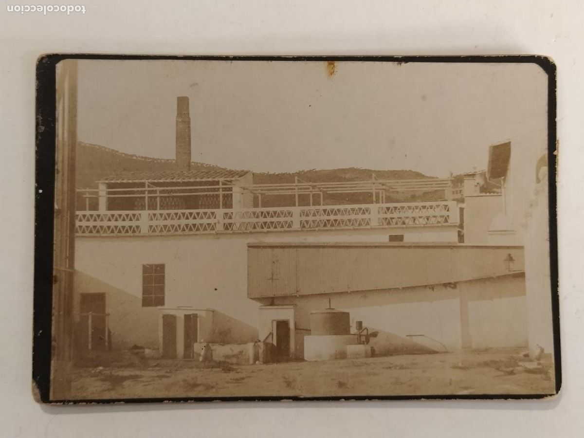 Fotografia antica: LUGAR SIN IDENTIFICAR - FOTOGRAFIA ALBUMINA ANTIGUA PEGADA A CART&Oacute;N - UNA CASA -(111.508)