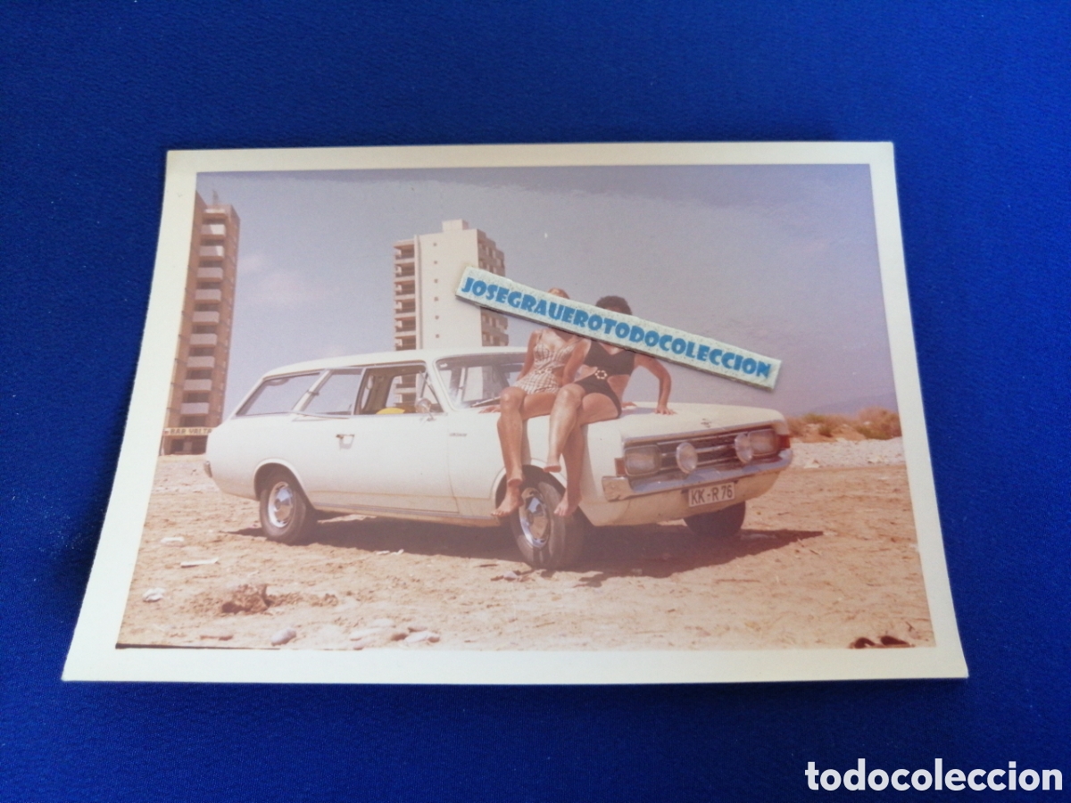 Fotografia antiga: OPEL REKORD CARAVAN 1967 CON MODELOS EN BA&Ntilde;ADOR POSANDO FOTOGRAF&Iacute;A ANTIGUA SIGLO PASADO
