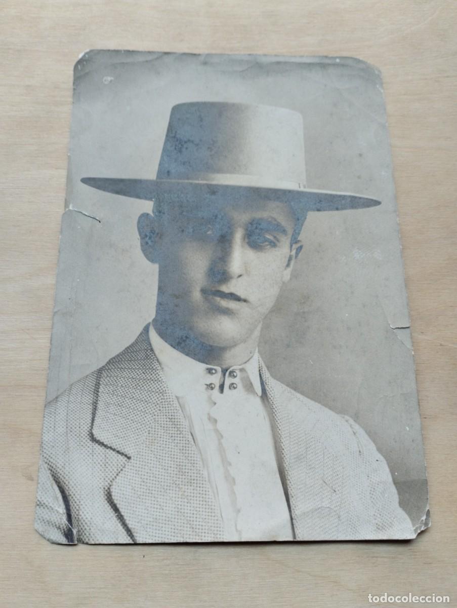 Fotograf&iacute;a antigua: Fotograf&iacute;a antigua de un joven hombre con sombrero. Julio Cervera &rdquo;El &Oacute;ptico&rdquo; (&Eacute;poca de torero)