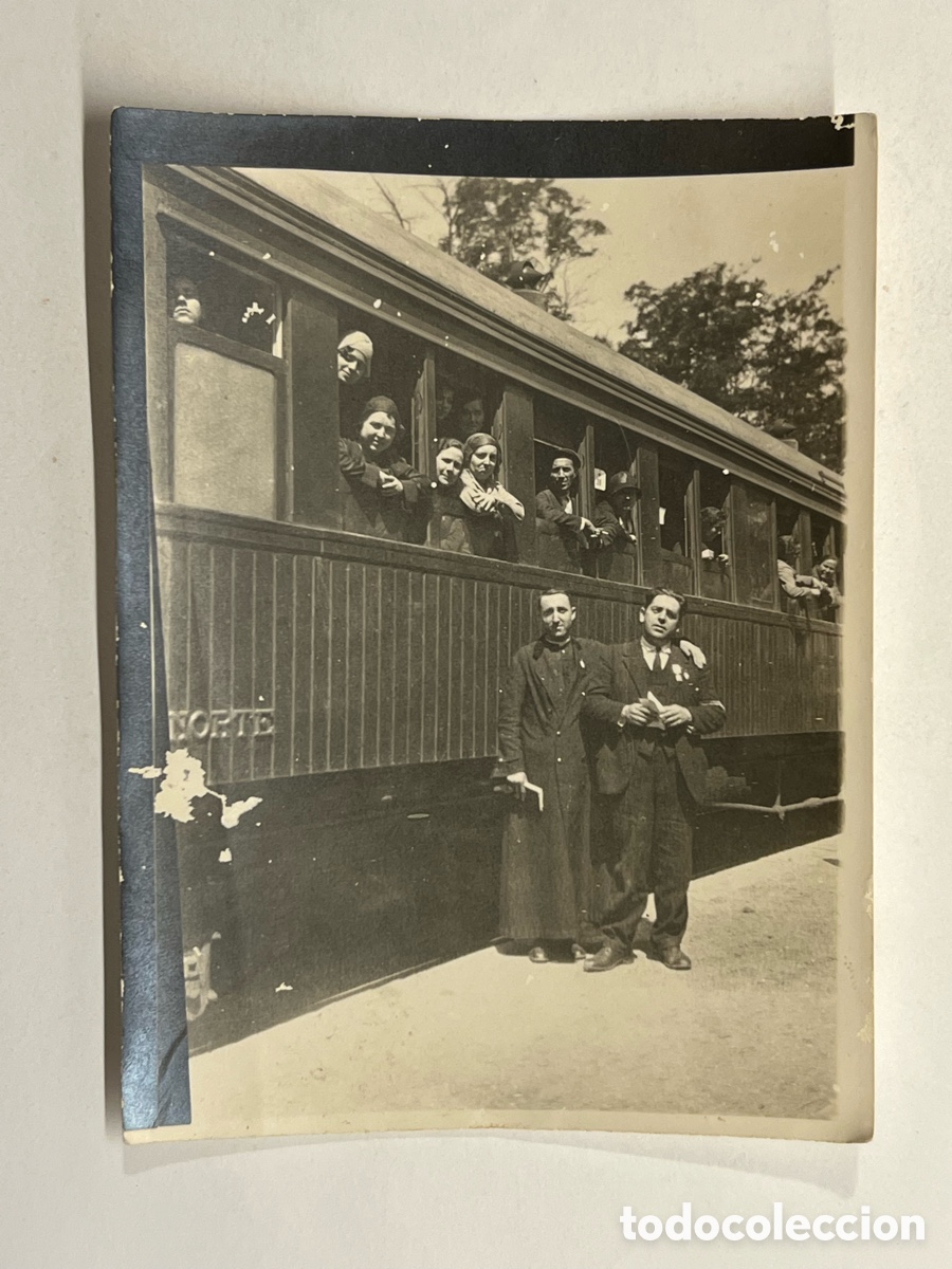 Fotograf&iacute;a antigua: FERROCARRIL.. TREN&hellip; el Sacerdote que se subi&oacute; al tren del Norte&hellip;, Fot&oacute;grafia (h.1920?)