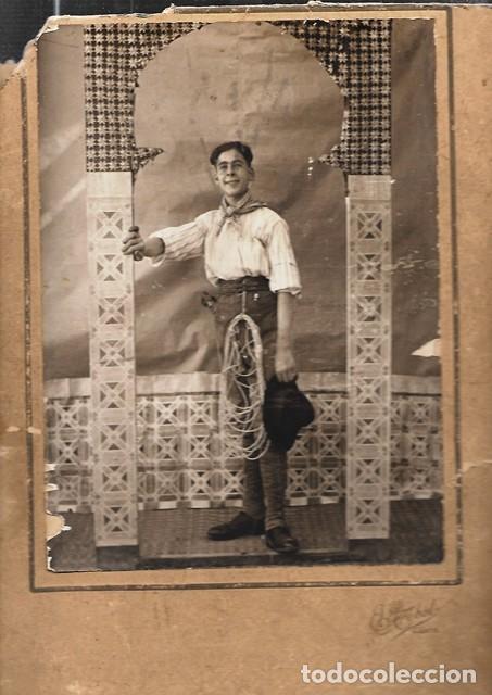 Fotografia antica: FOTO ESTUDIO DE JOVEN PEGADA SOBRE CARTON - FOTOGRAFIA EL TREBOL CADIZ - ALBUMINA-4052