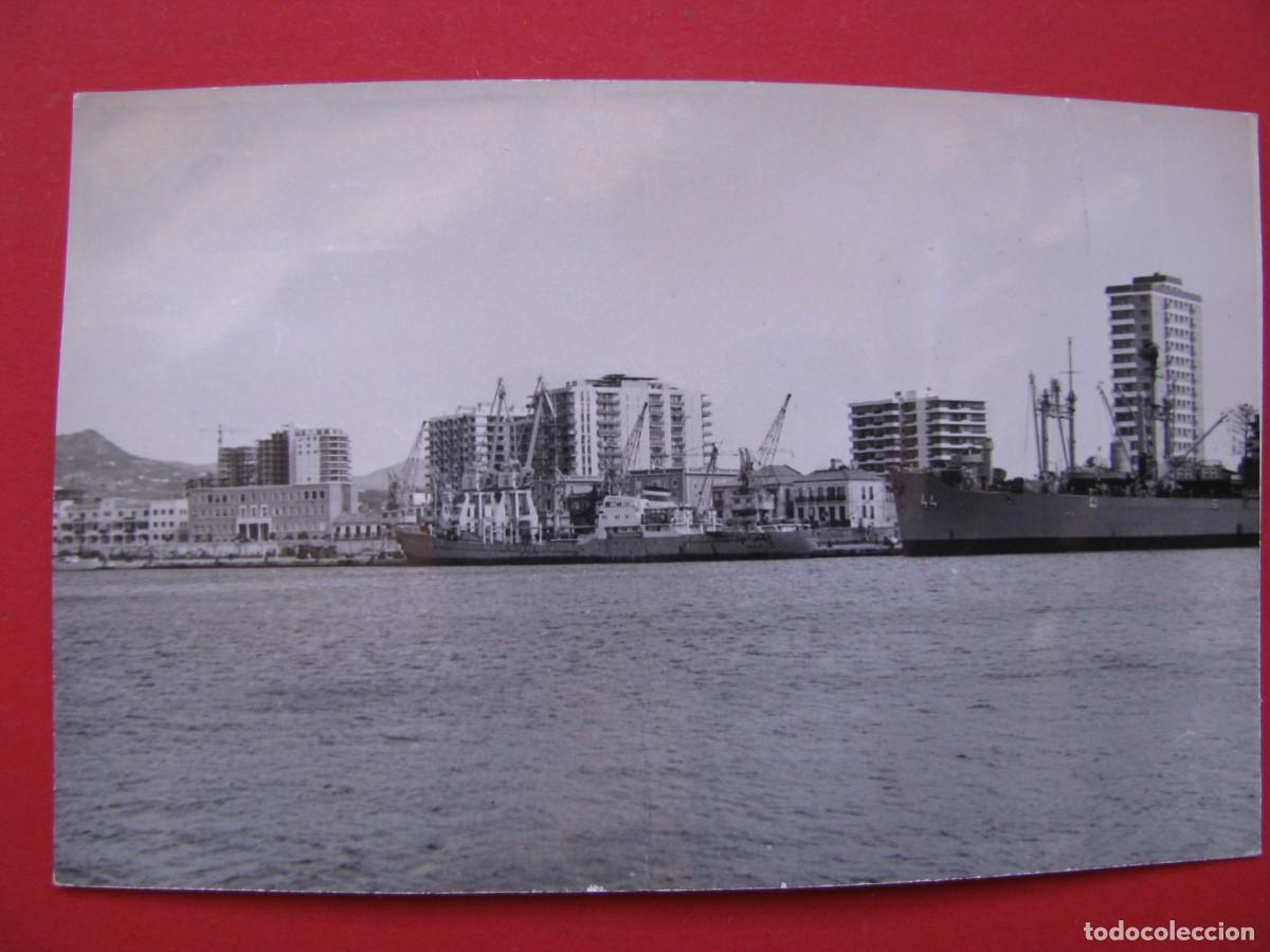 Fotografia antica: FOTO DE MALAGA. PUERTO, MUELLE 1. 1969. BARCOS KOTLASLES (URSS) Y USS FREMONT (USA). 14X9 CM.