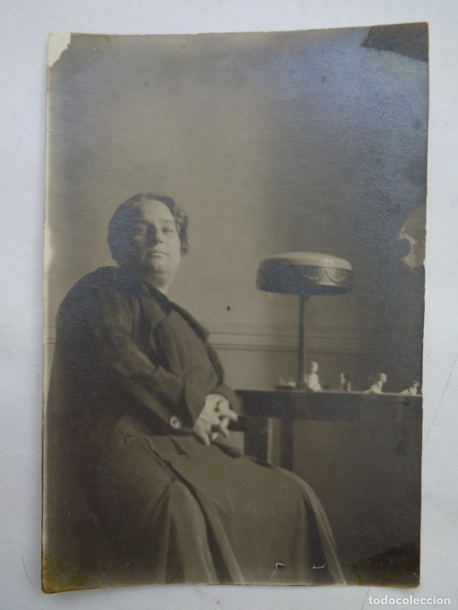 Fotografia antica: FOTO DE SE&Ntilde;ORA EN INTERIOR . FINES DEL SIGLO XIX O PRINCIPIOS DEL XX