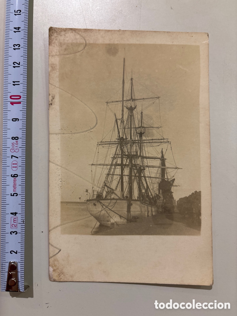 Fotografia antiga: FOTO POSTAL ALBUMINA. BARCOS. VELERO AMARRADO EN EL PUERTO DE?. FOT&Oacute;GRAFO?.