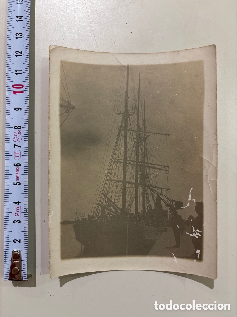 Fotografia antiga: FOTO ALBUMINA. GENTE CURIOSA VISITA EL VELERO DEL PUERTO DE?. FOT&Oacute;GRAFO?.