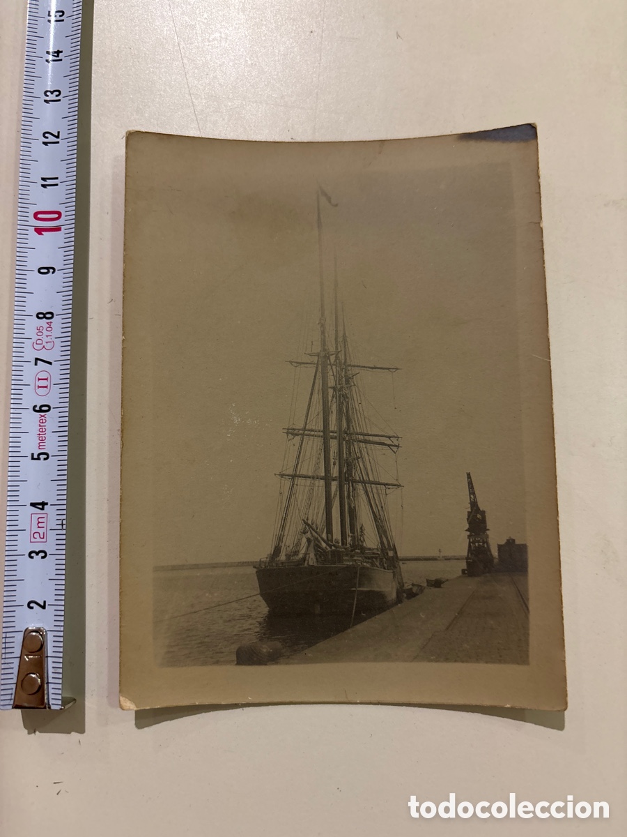 Fotografia antiga: FOTO ALBUMINA. VELERO EN EL PUERTO DE?. GR&Uacute;A DE CARGA Y DESCARGA. FOT&Oacute;GRAFO?.