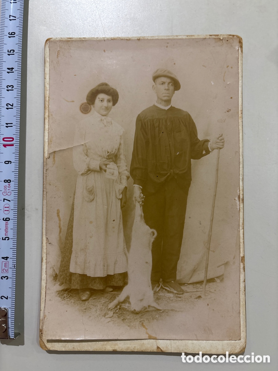 Antique Photography: FOTO ALBUMINA. JOVEN MATRIMONIO SIGUE CON LA MATANZA DEL ANIMAL. FOT&Oacute;GRAFO?.
