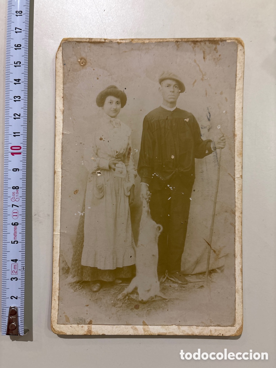 Antique Photography: FOTO &Aacute;LBUMINA. JOVEN MATRIMONIO SIGUE CON LA MATANZA DEL ANIMAL. FOT&Oacute;GRAFO?.