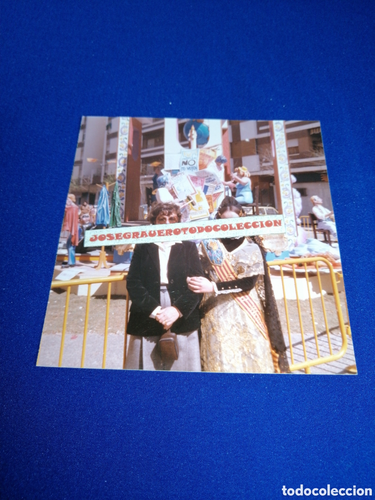 Fotografia antica: FALLAS DE VALENCIA CON FALLERA MODELO POSANDO FOTOGRAF&Iacute;A ANTIGUA SIGLO PASADO
