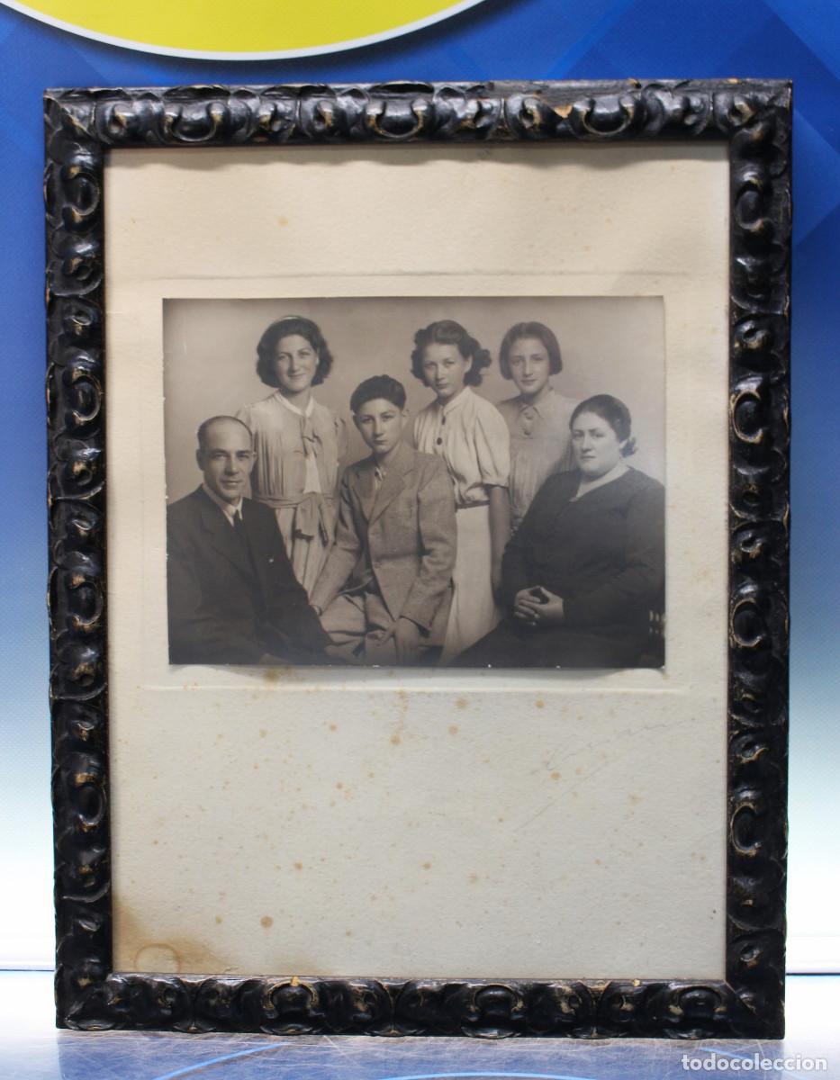 Fotografia antica: Antigua fotograf&iacute;a familiar firmada en marco de madera tallada.
