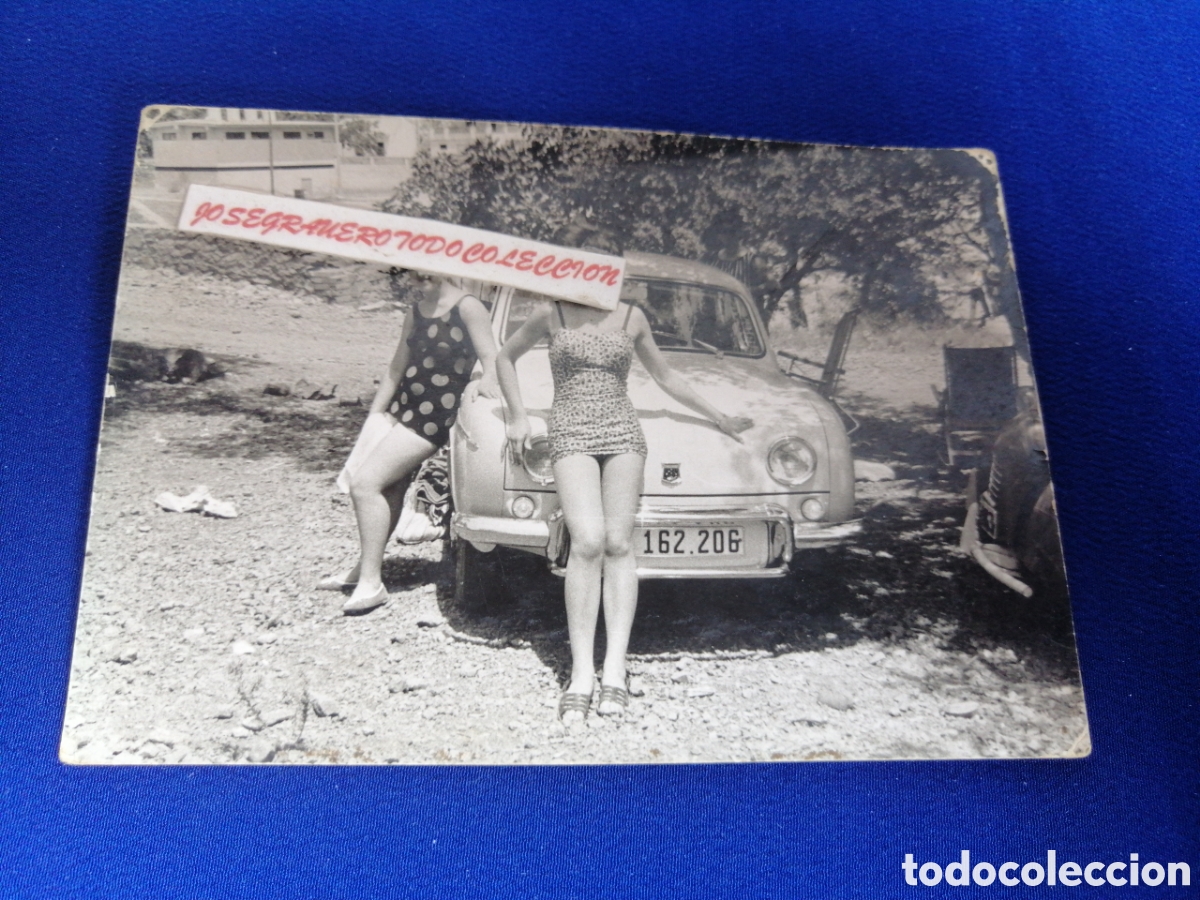 Fotografia antica: RENAULT DAUPHINE AUPHINE CON MODELOS EN BA&Ntilde;ADOR POSANDO FOTOGRAF&Iacute;A ANTIGUA SIGLO PASADO