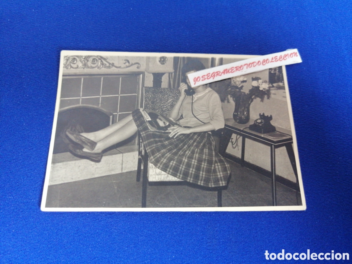 Fotografia antica: MODELO HABLANDO CON TEL&Eacute;FONO Y CON REVISTA FOTOGRAF&Iacute;A ANTIGUA