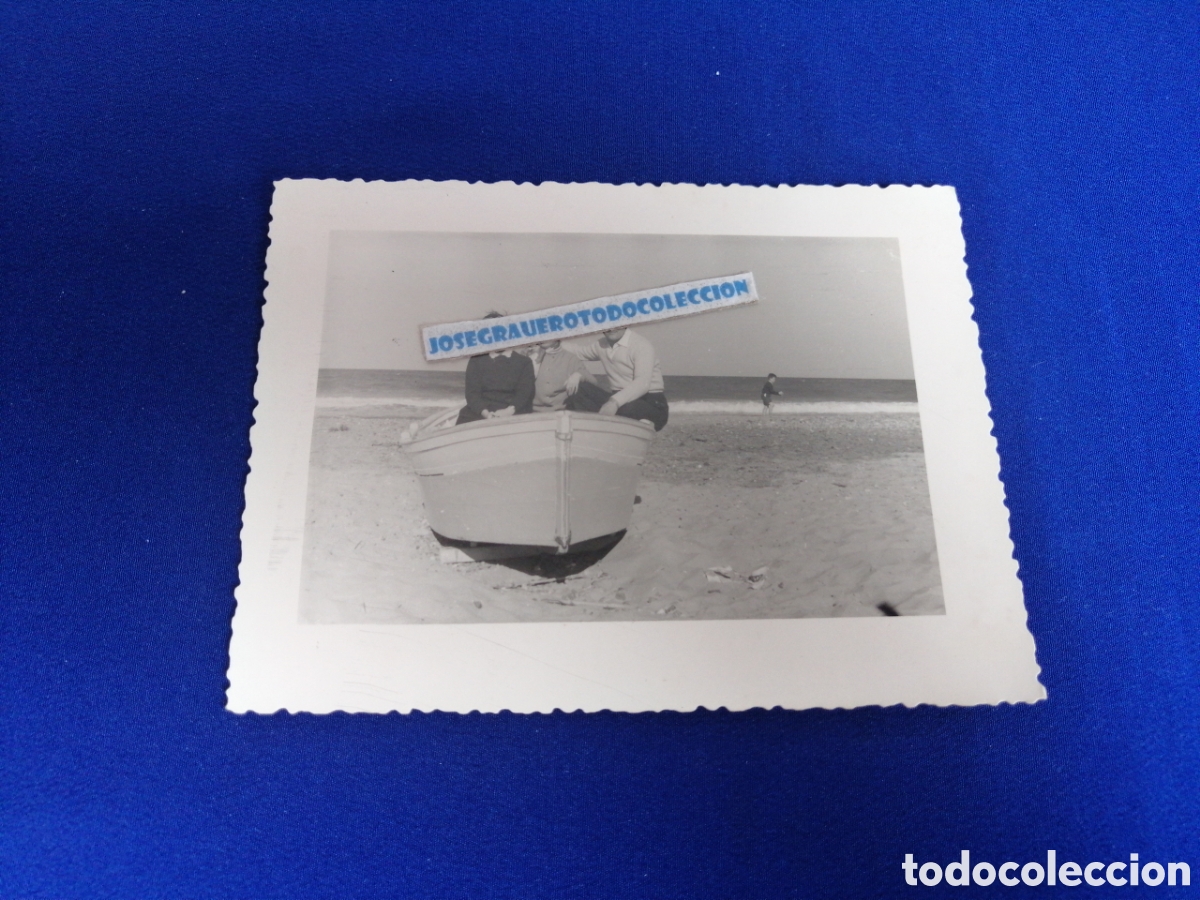 Fotografia antica: PLAYA CON MODELOS EN BARCA A&Ntilde;O 1960 FOTOGRAF&Iacute;A ANTIGUA SIGLO PASADO