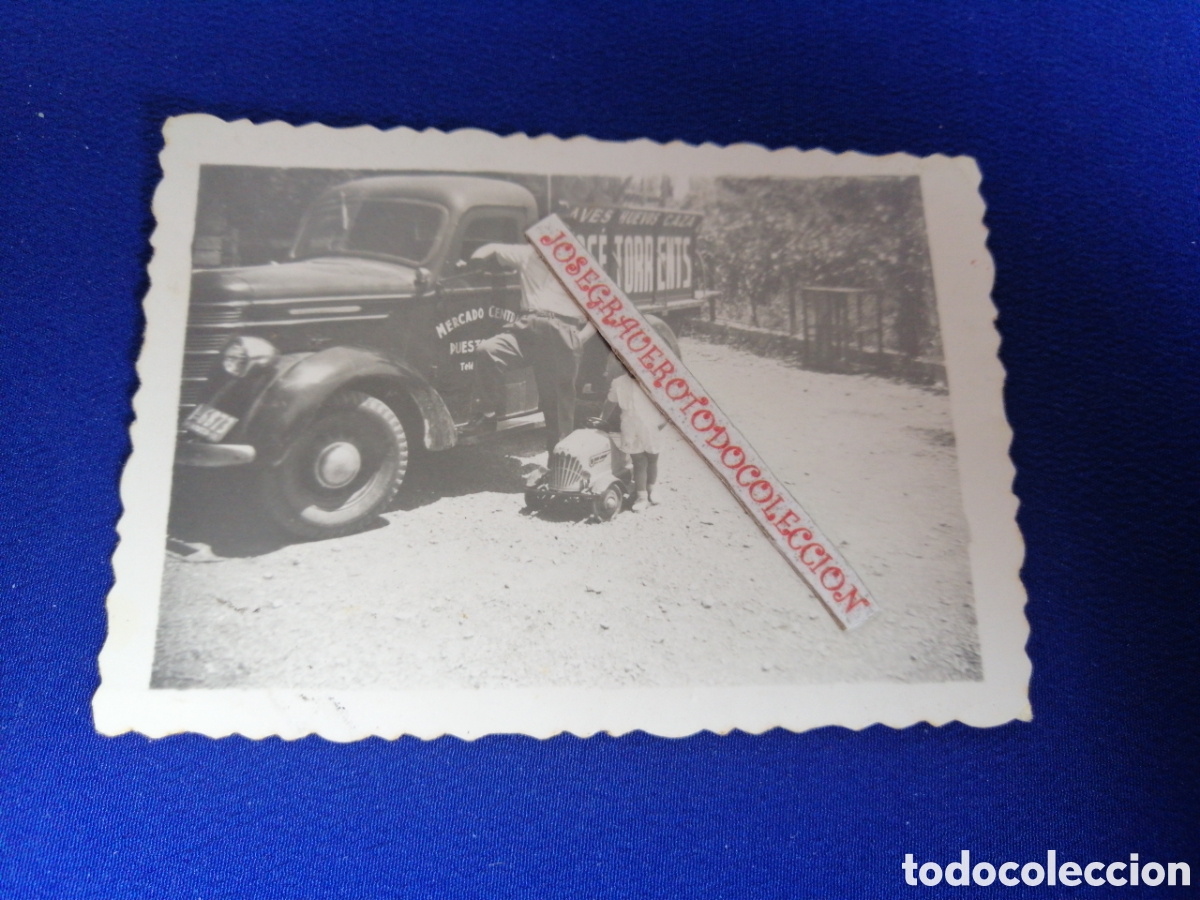 Fotografia antiga: CAMIONETA International Harvester D40 -MERCADO CENTRAL- JOS&Eacute; TORRENTS - AVES DE CAZA COCHE PEDALES