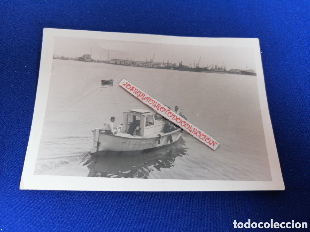 Fotograf&iacute;a antigua: BARCA CON MODELOS A&Ntilde;O 1959 FOTOGRAF&Iacute;A ANTIGUA SIGLO PASADO SELLO FOTOS A FUERTES